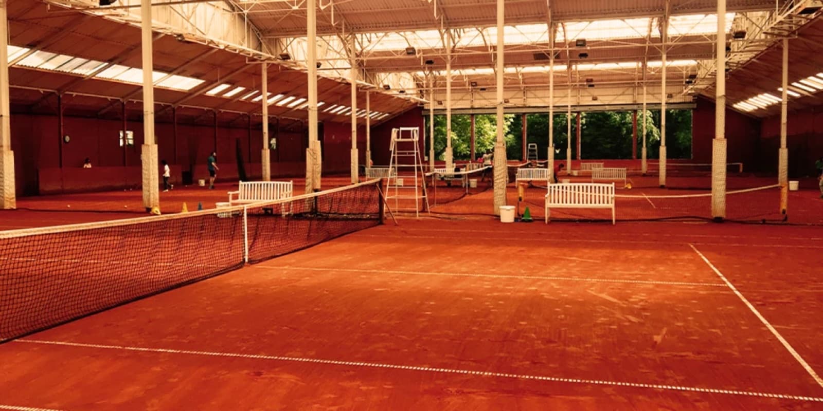Courts de tennis en terre battue couverts du Fruit Défendu à Rueil-Malmaison
